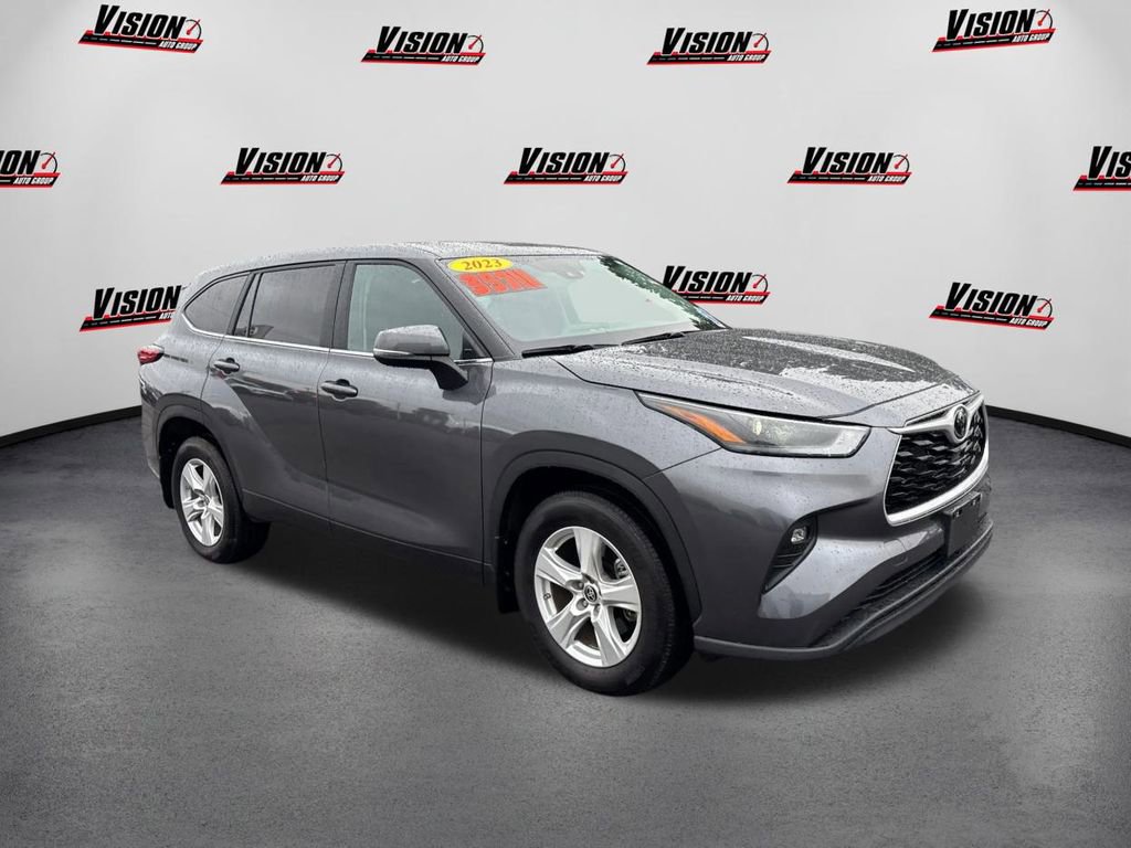Used 2023 Toyota Highlander LE image 3