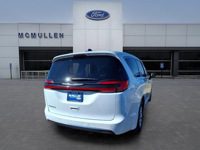 Used 2024 Chrysler Pacifica Touring-L image 6