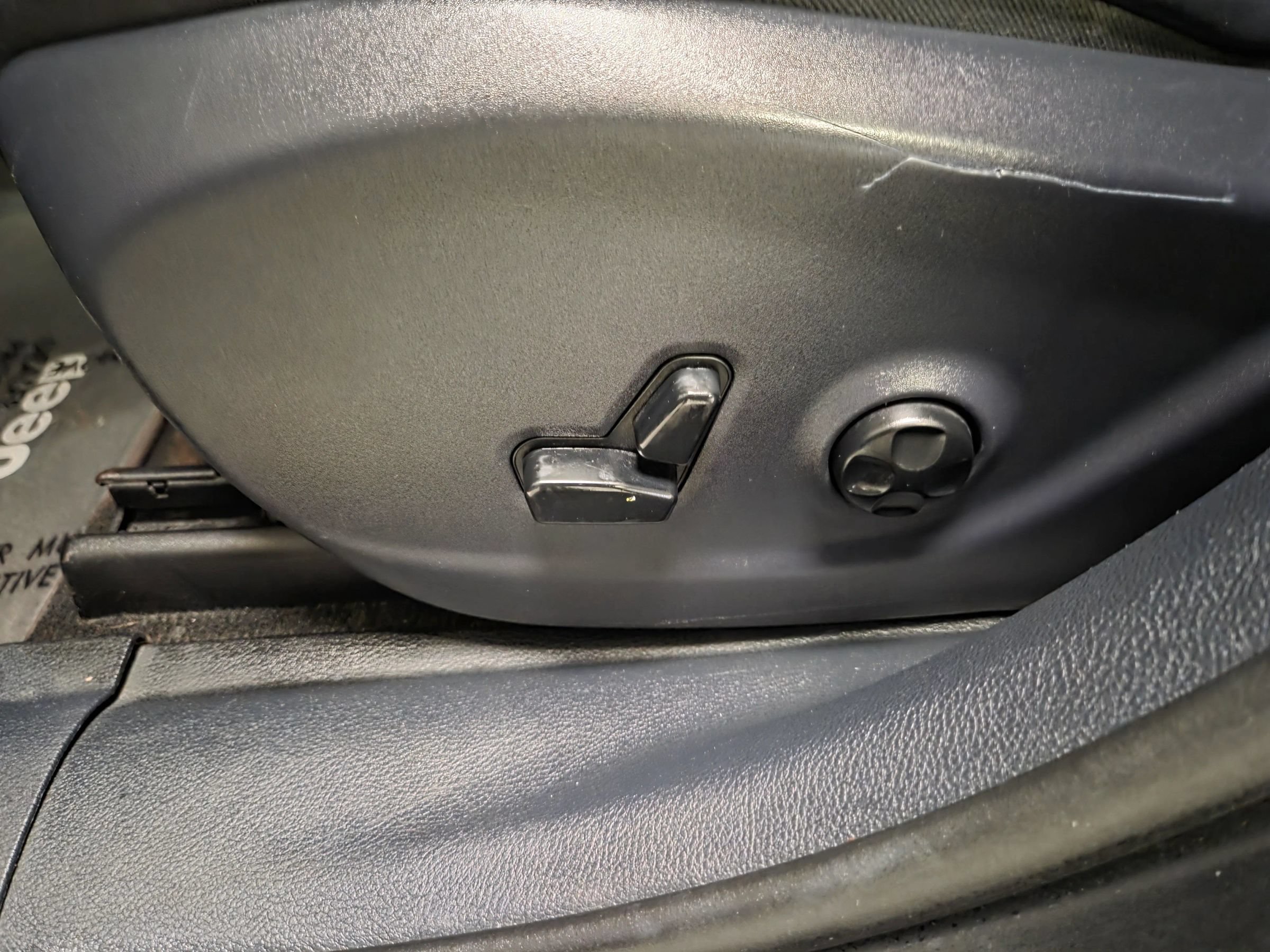 Used 2014 Jeep Cherokee Limited AWD/4WD image 15