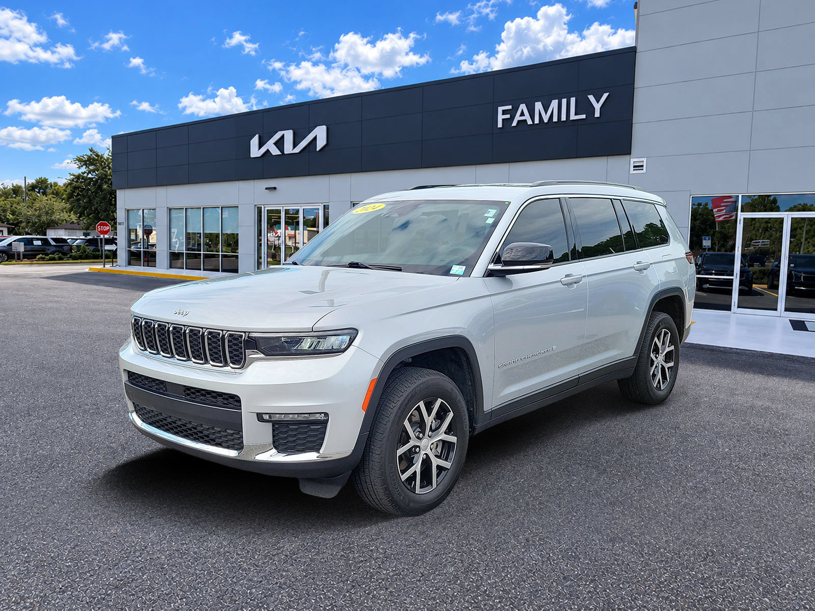 Used 2024 Jeep Grand Cherokee L Limited RWD image 3