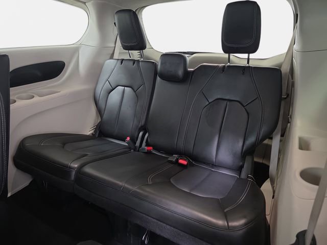 Used 2023 Chrysler Pacifica Touring-L image 35