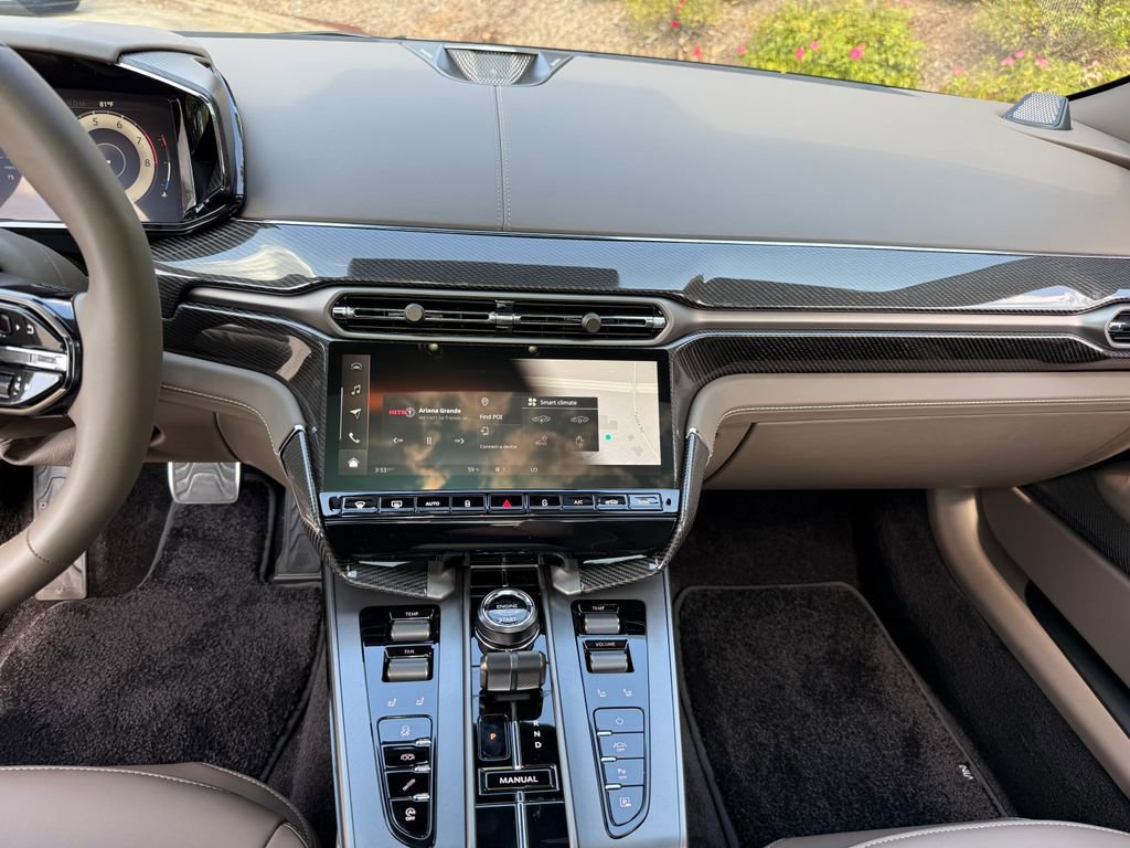 New 2025 Aston Martin Vanquish image 10