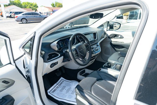 Used 2024 Chrysler Pacifica Touring-L FWD image 16