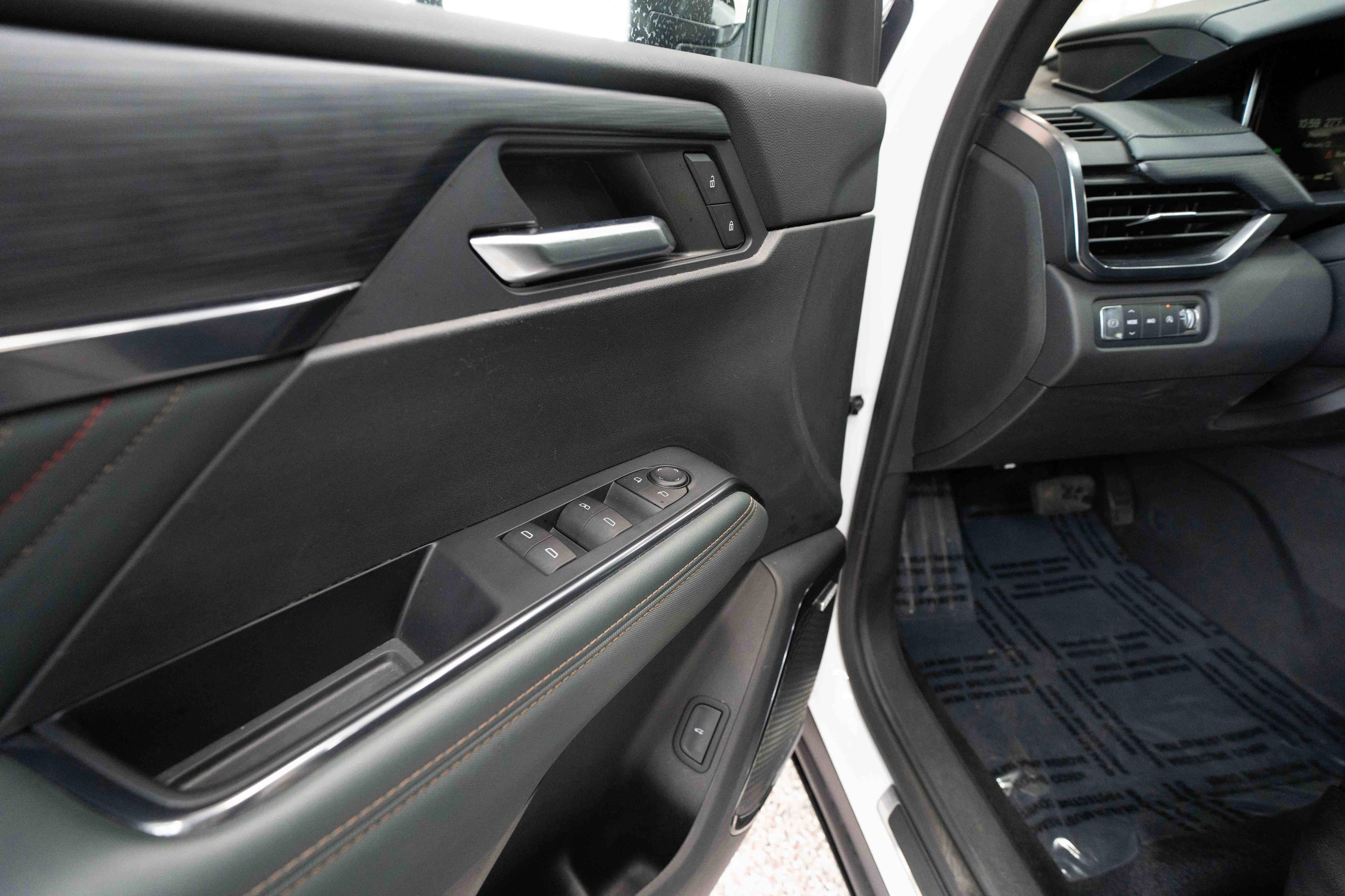 Used 2024 GMC Acadia AT4 w/ Luxury Package image 7