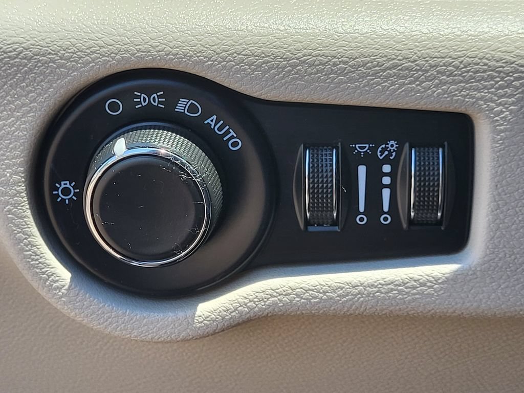 Used 2023 Chrysler Voyager LX FWD image 23