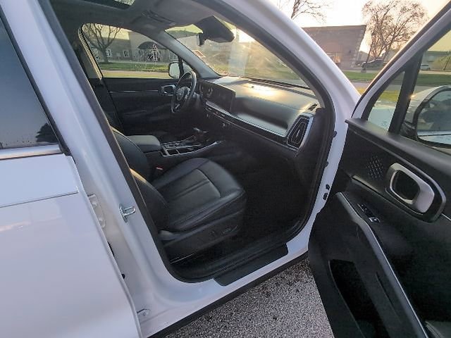 Used 2024 Kia Sorento EX w/ Panoramic Sunroof Package image 3