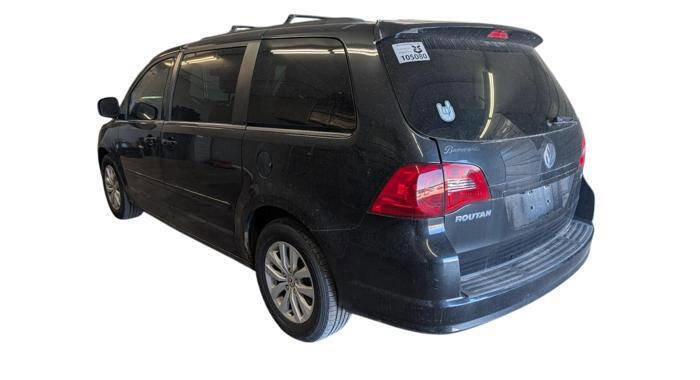 Used 2013 Volkswagen Routan SE FWD image 3