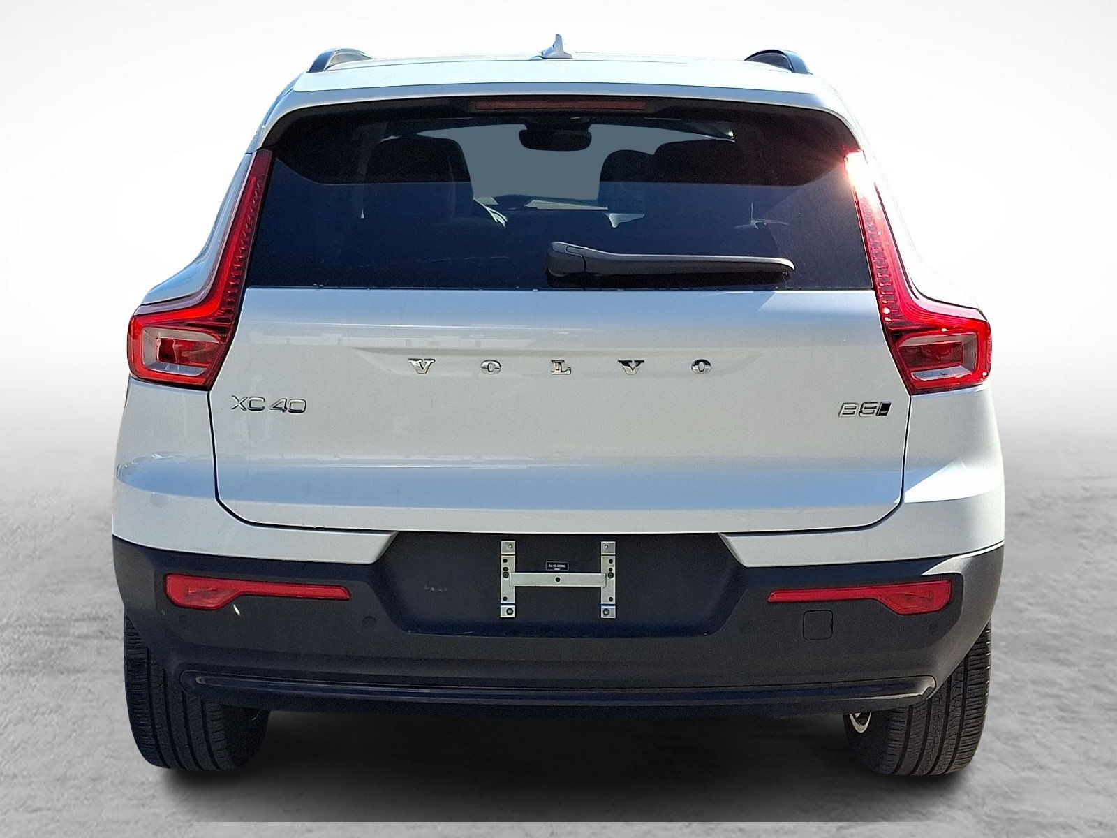 Used 2024 Volvo XC40 B5 Plus w/ Climate Package image 5