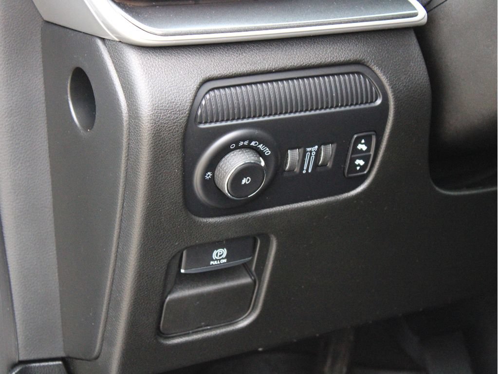 Used 2023 Jeep Wagoneer 4WD w/ Premium Group I image 15