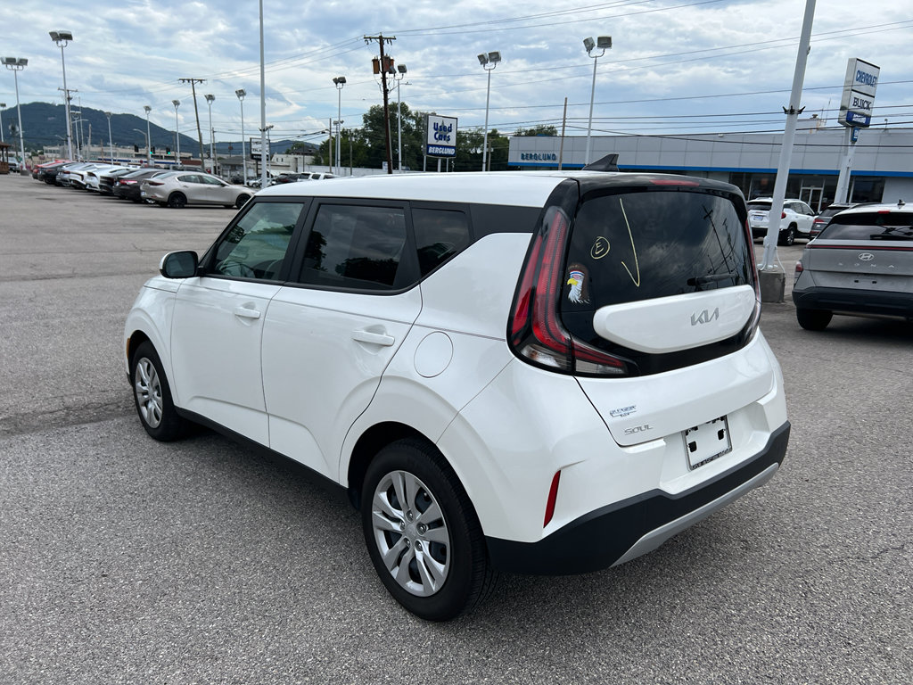 Used 2023 Kia Soul LX FWD image 7
