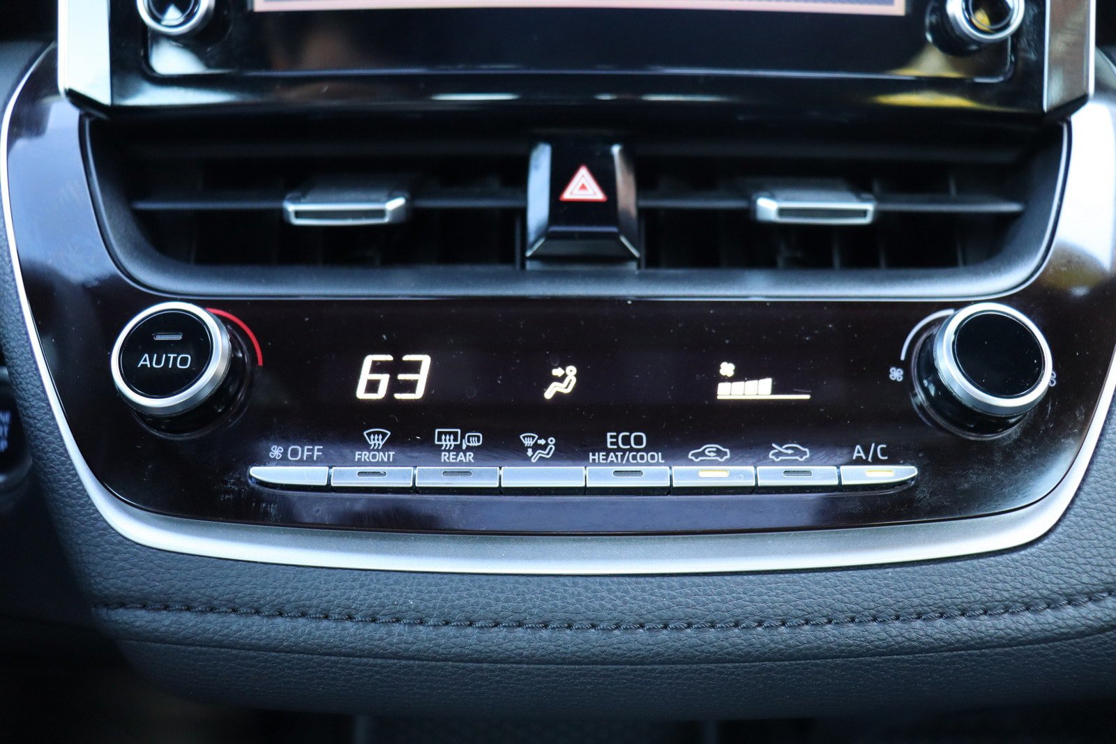 Used 2020 Toyota Corolla SE w/ SE Premium Package FWD image 26