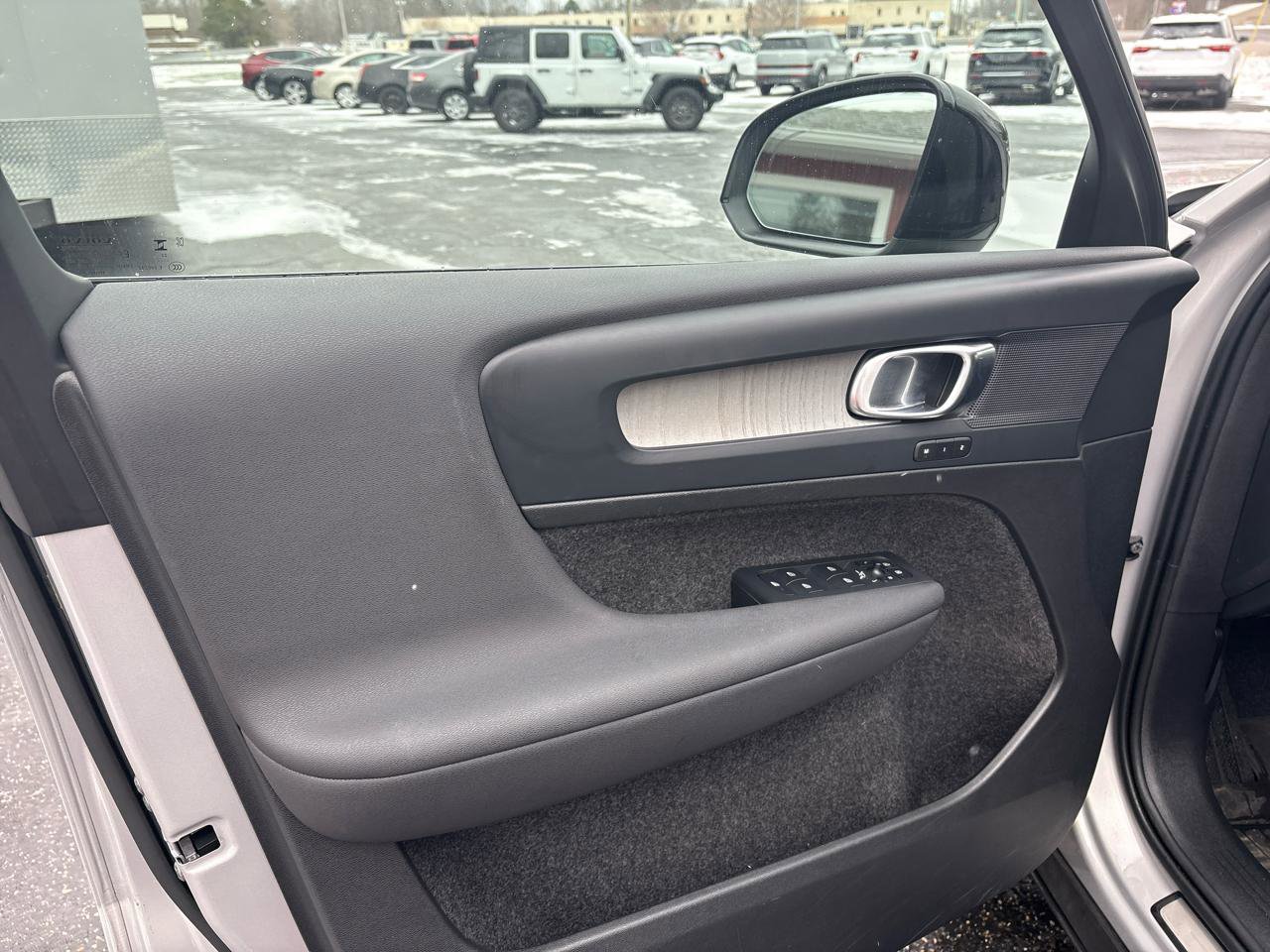 Used 2024 Volvo XC40 B5 Plus image 8