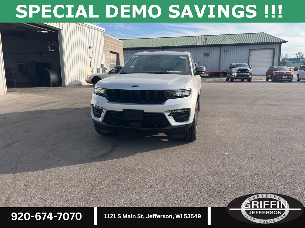 New 2025 Jeep Grand Cherokee Limited w/ Luxury Tech Group II image 4