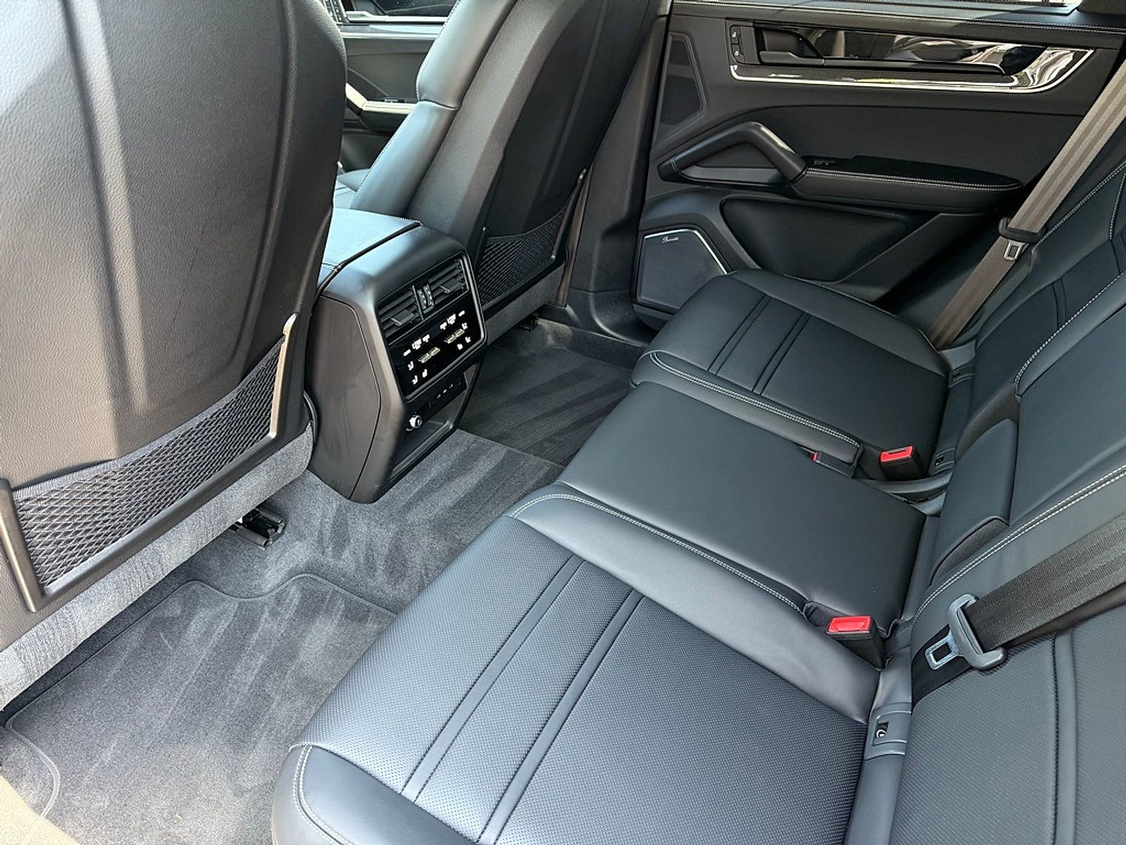 New 2025 Porsche Cayenne Turbo AWD/4WD image 30