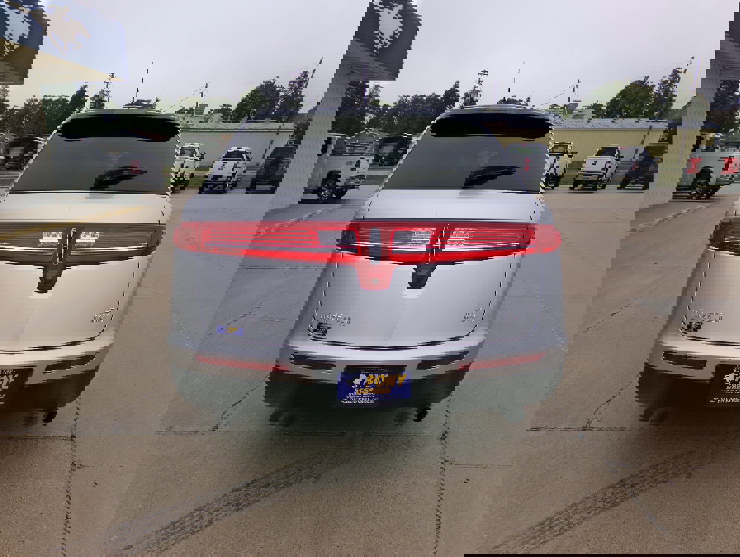 Used 2019 Lincoln MKT AWD image 4