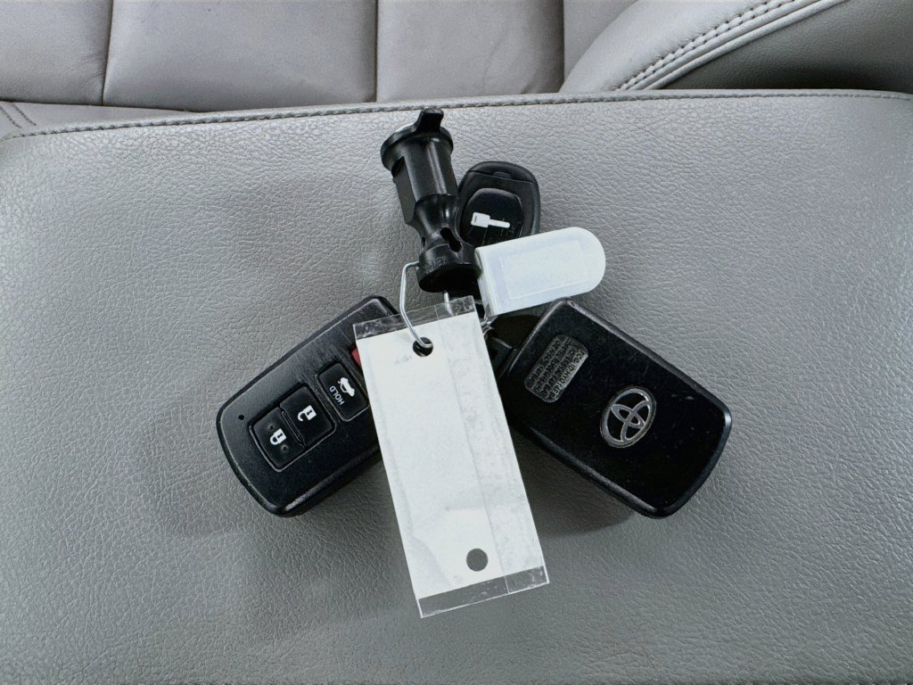 Used 2015 Toyota Camry XLE w/ Moonroof Package FWD image 22