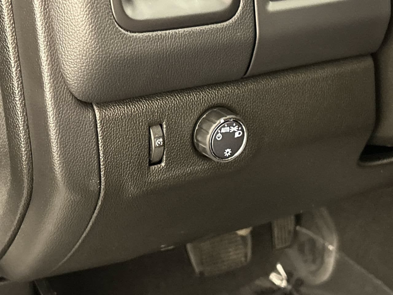 Used 2022 Chevrolet Colorado LT RWD image 13