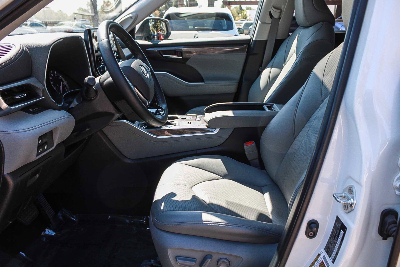 Used 2021 Toyota Highlander Limited FWD image 17