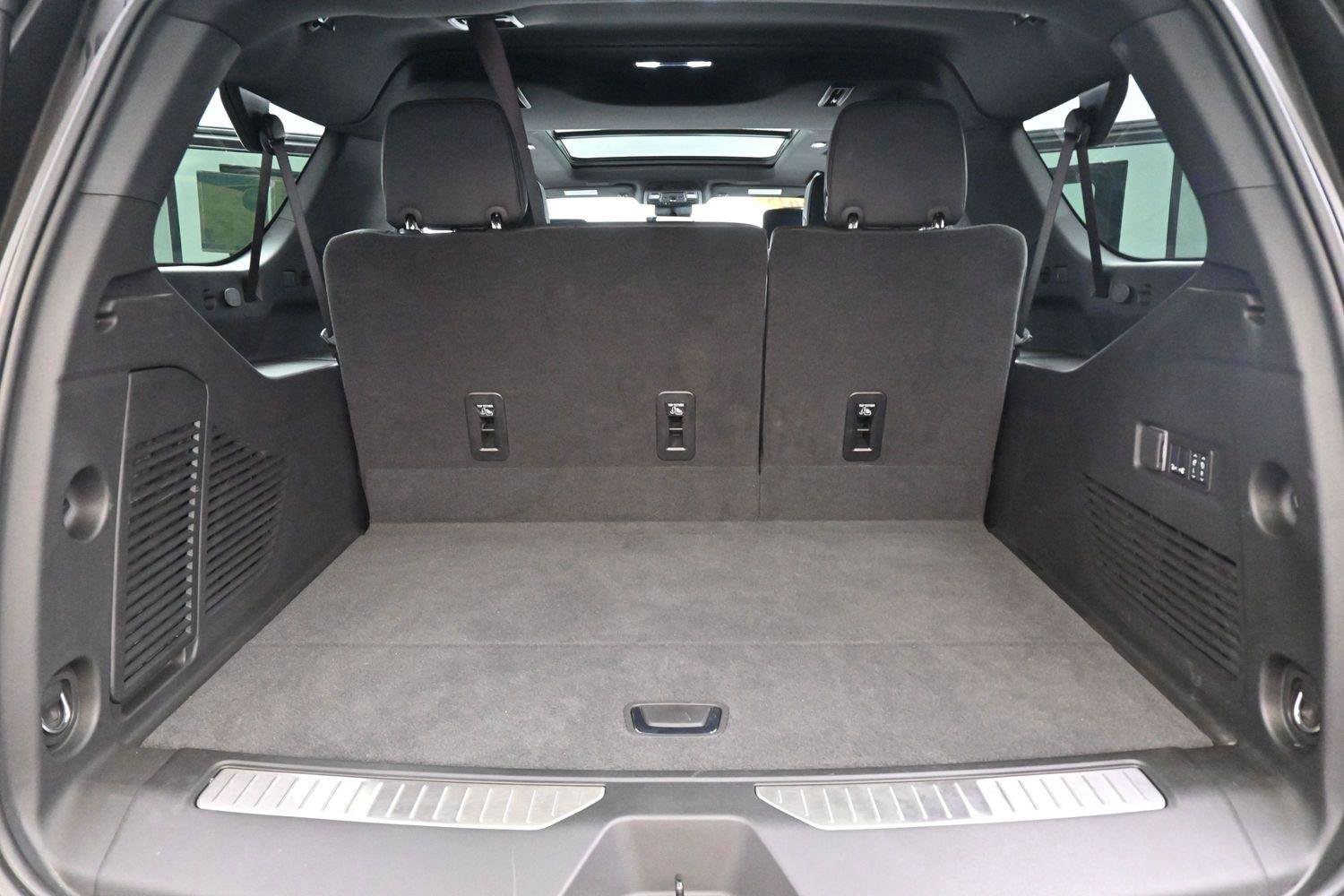 Used 2025 Chevrolet Suburban High Country AWD/4WD image 9
