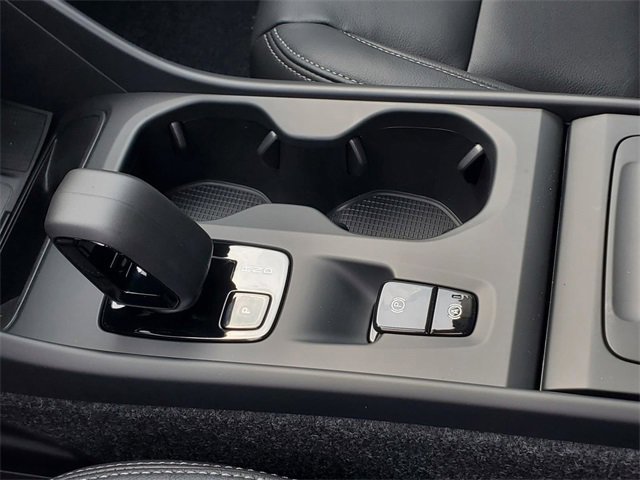 New 2026 Volvo XC40 B5 Core w/ Climate Package image 25