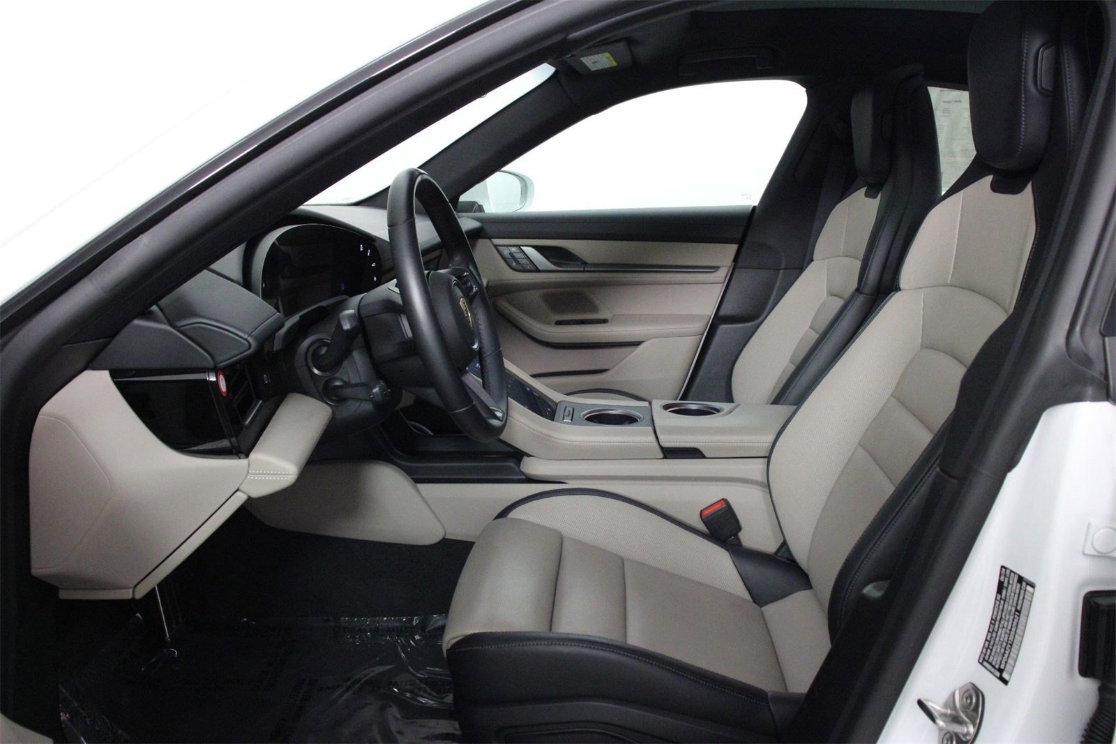 Used 2025 Porsche Taycan image 5