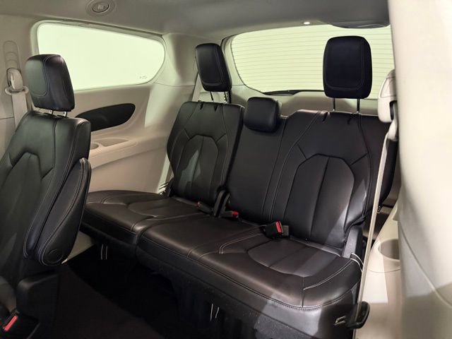 Used 2023 Chrysler Pacifica Touring-L image 25