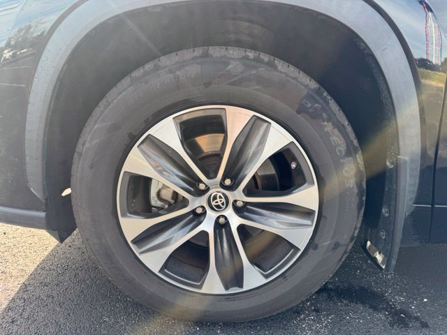 Used 2021 Toyota Highlander XLE AWD/4WD image 12