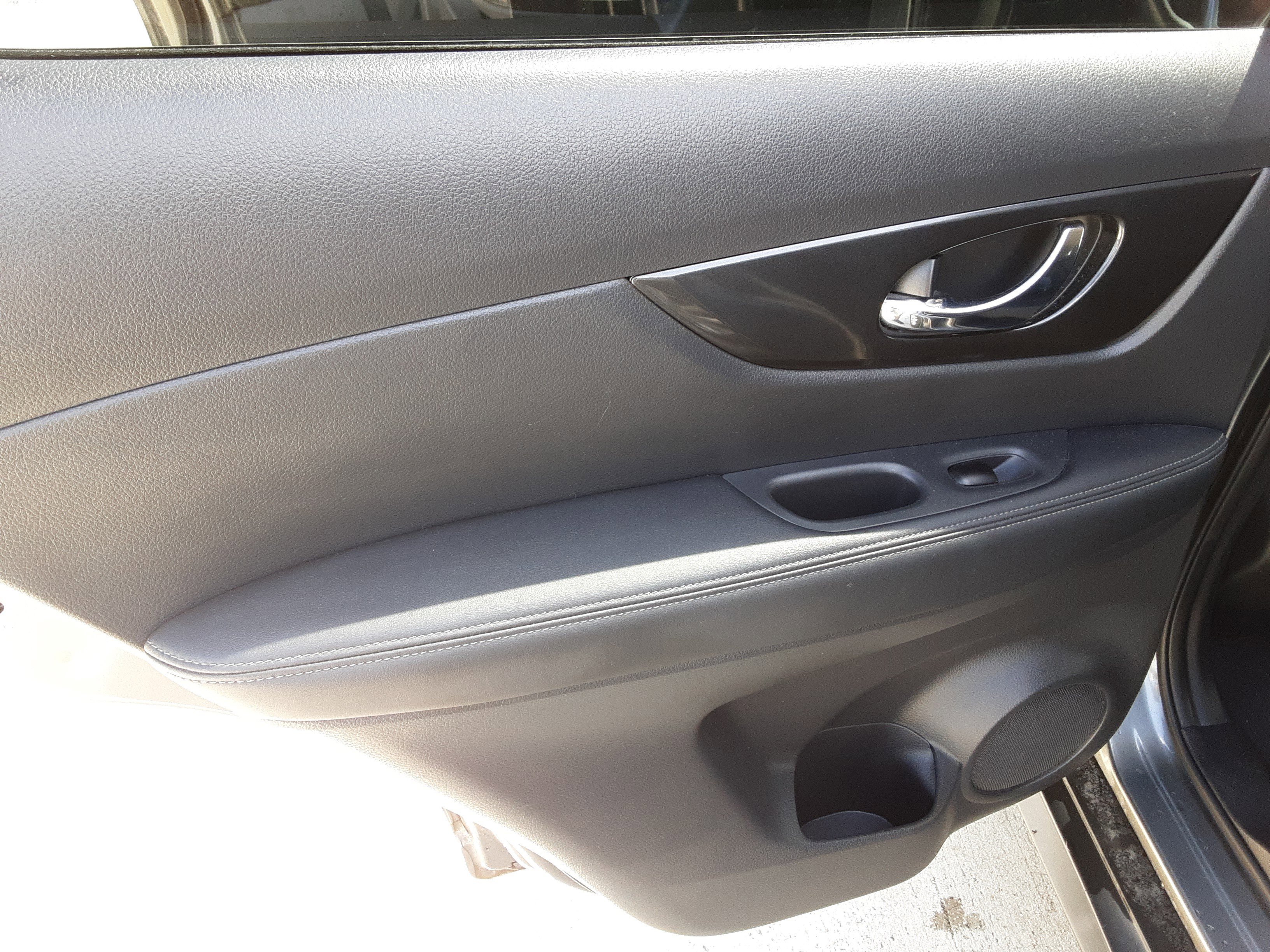 Used 2018 Nissan Rogue SV image 11