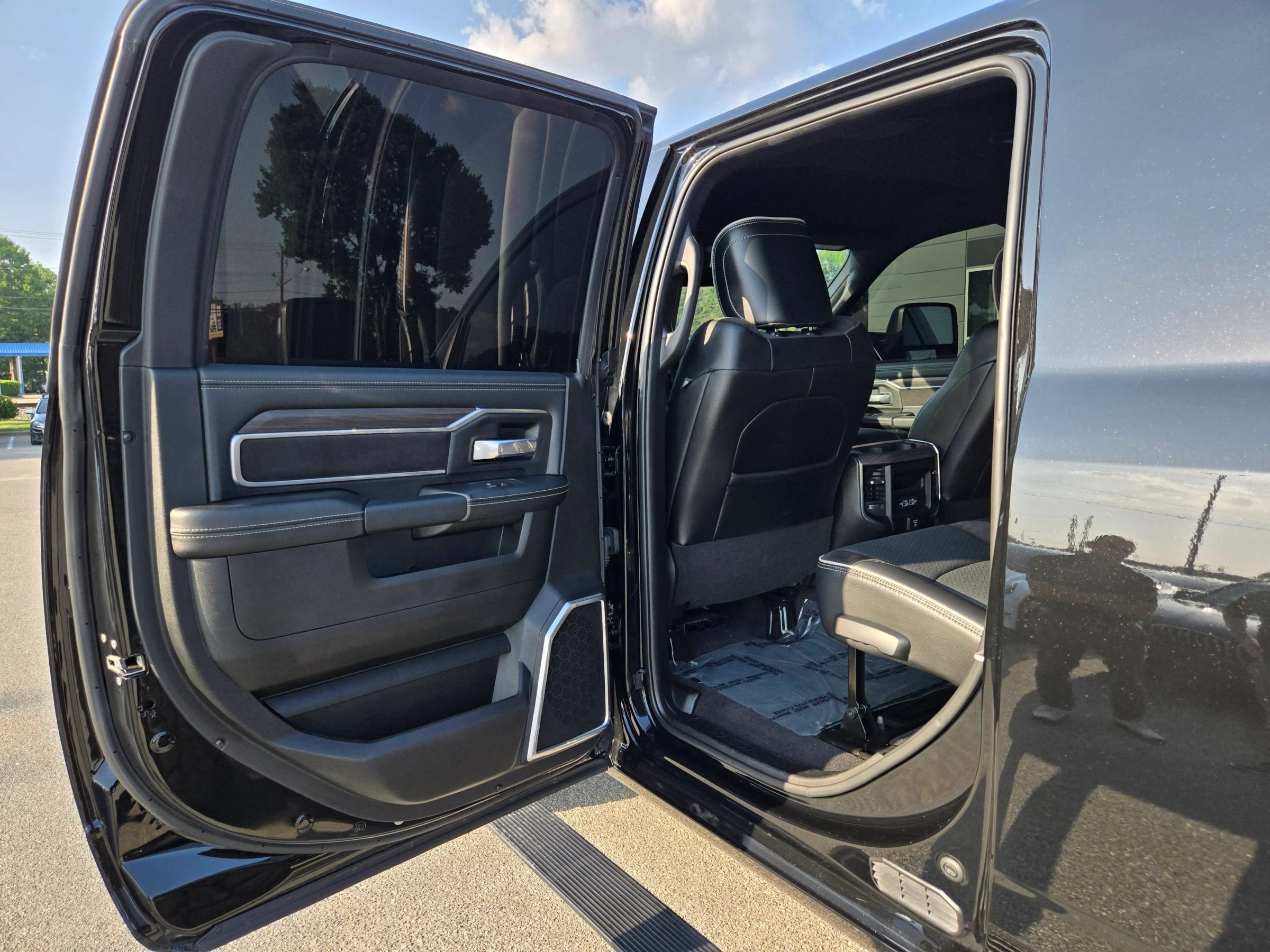Used 2025 RAM 2500 Laramie w/ Night Edition AWD/4WD image 11