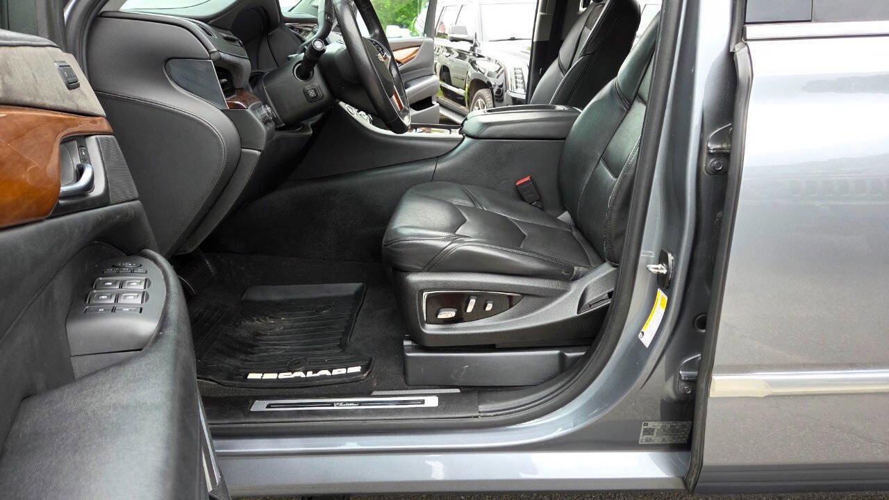 Used 2018 Cadillac Escalade ESV Premium Luxury AWD/4WD image 26