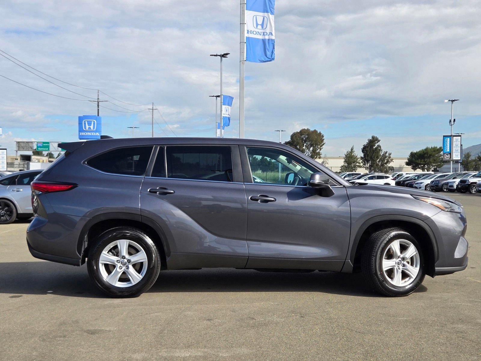 Used 2023 Toyota Highlander L FWD image 8
