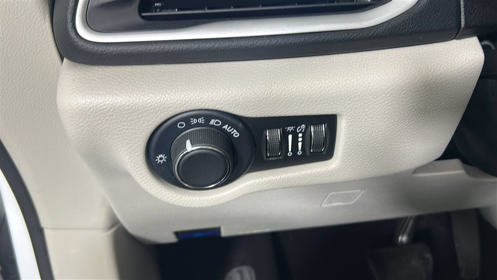 Used 2023 Chrysler Voyager LX FWD image 22