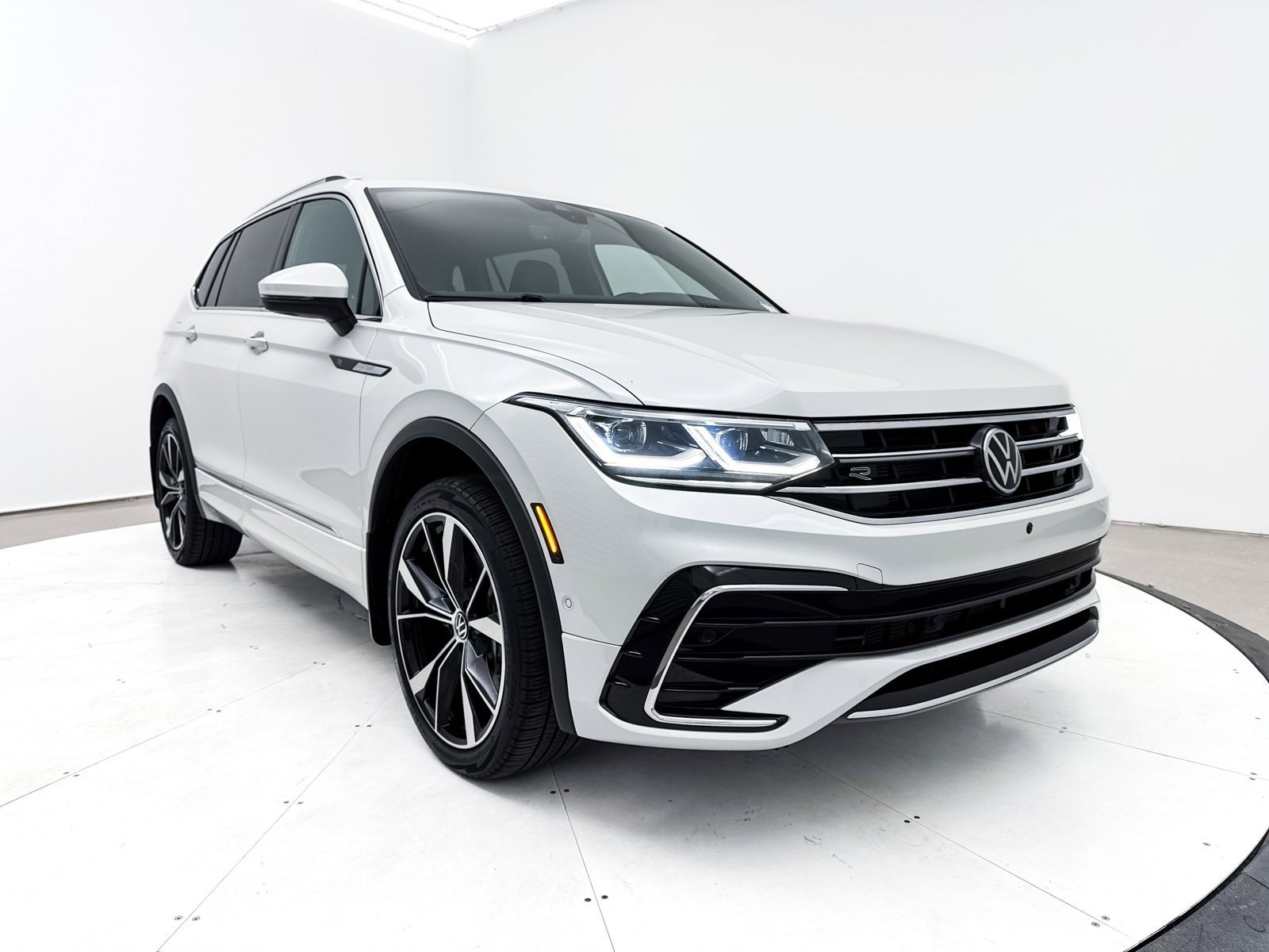 Used 2022 Volkswagen Tiguan SEL R-Line image 14
