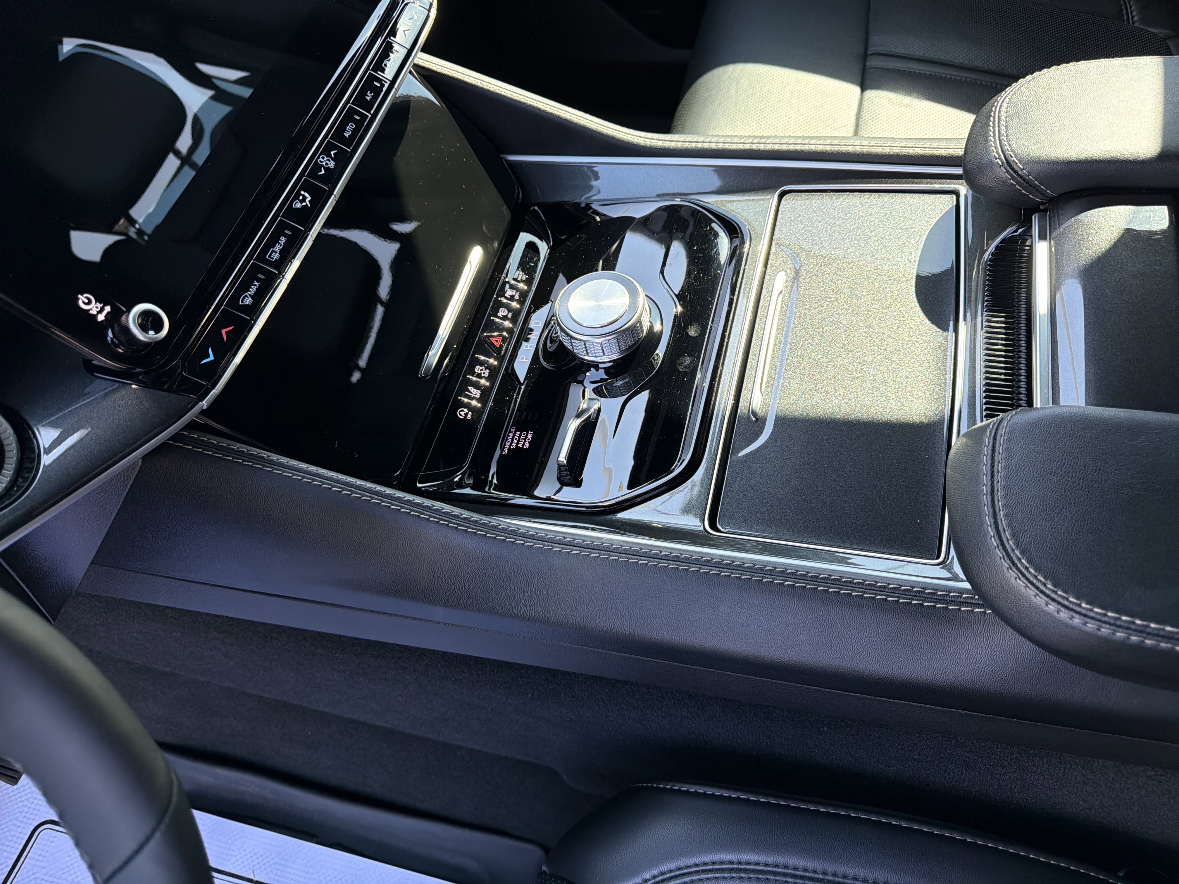 Used 2024 Jeep Wagoneer 4WD w/ Premium Group I image 29