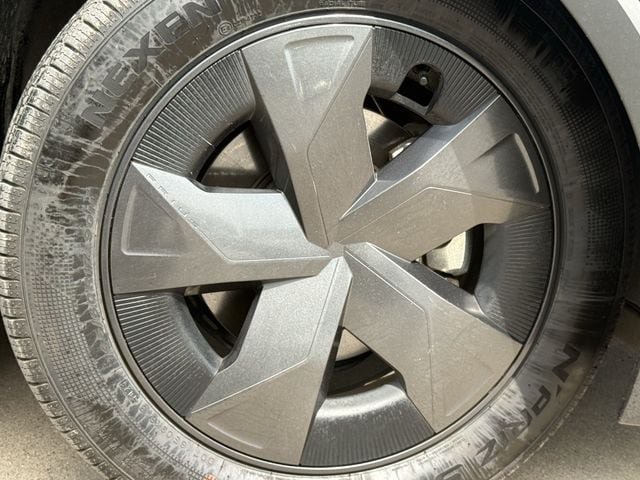 Used 2025 Toyota Prius LE FWD image 9
