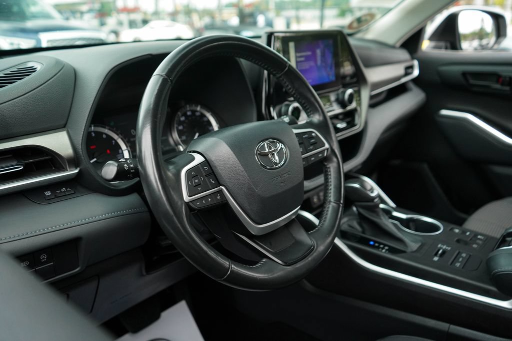 Used 2023 Toyota Highlander LE AWD/4WD image 5
