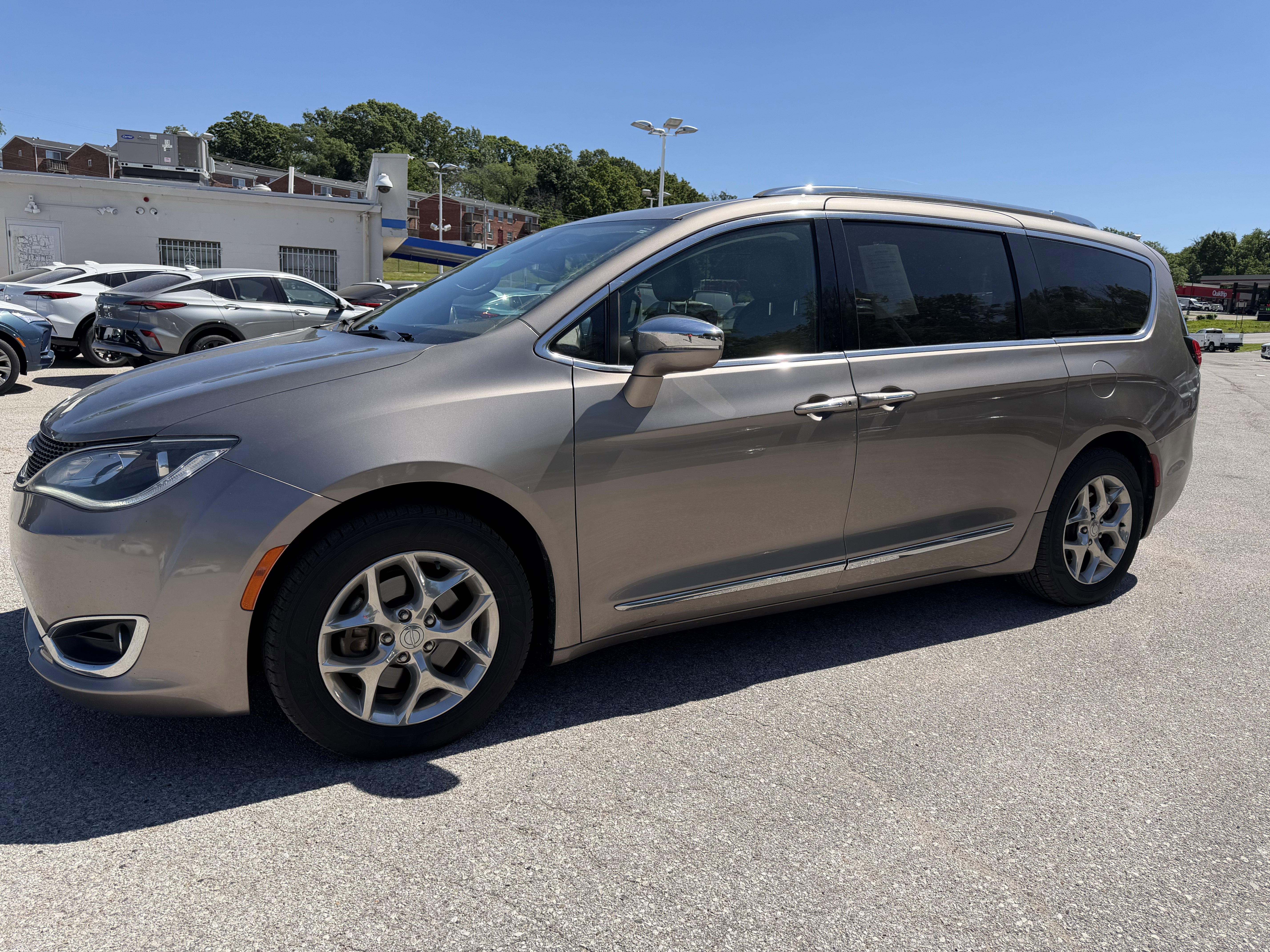 Used 2017 Chrysler Pacifica Limited w/ UConnect Theater Package FWD image 3