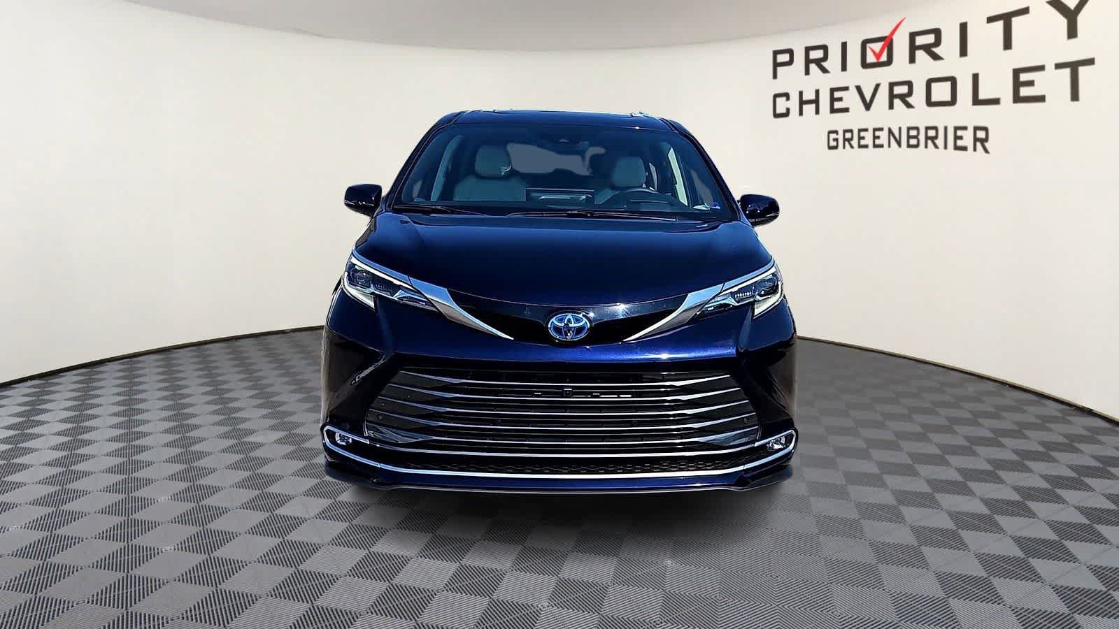 Used 2025 Toyota Sienna Platinum AWD/4WD image 3