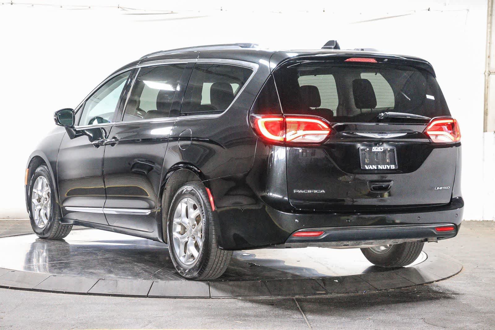 Used 2019 Chrysler Pacifica Limited w/ Advanced Safetytec Group FWD image 2