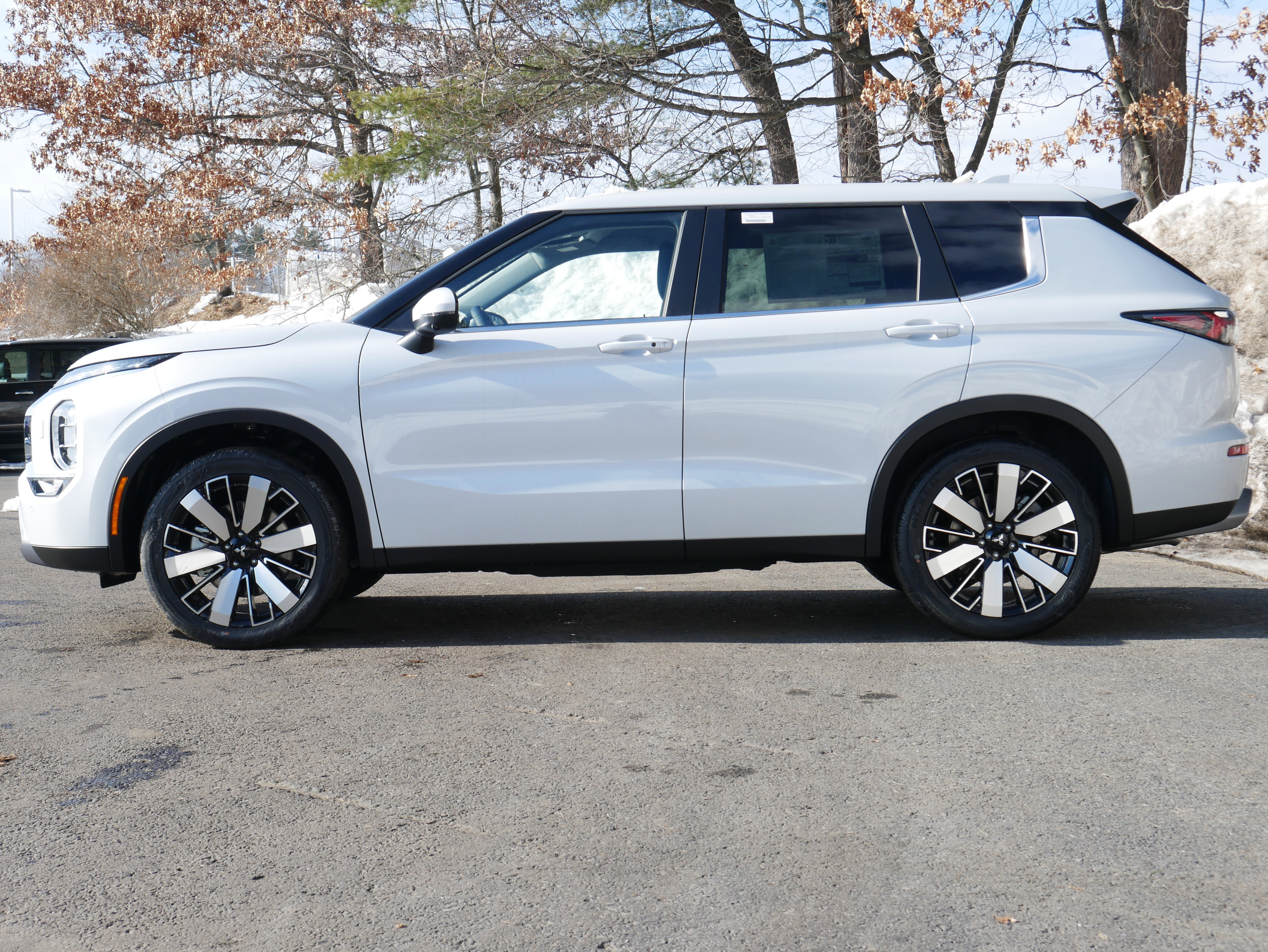 New 2026 Mitsubishi Outlander SE image 3