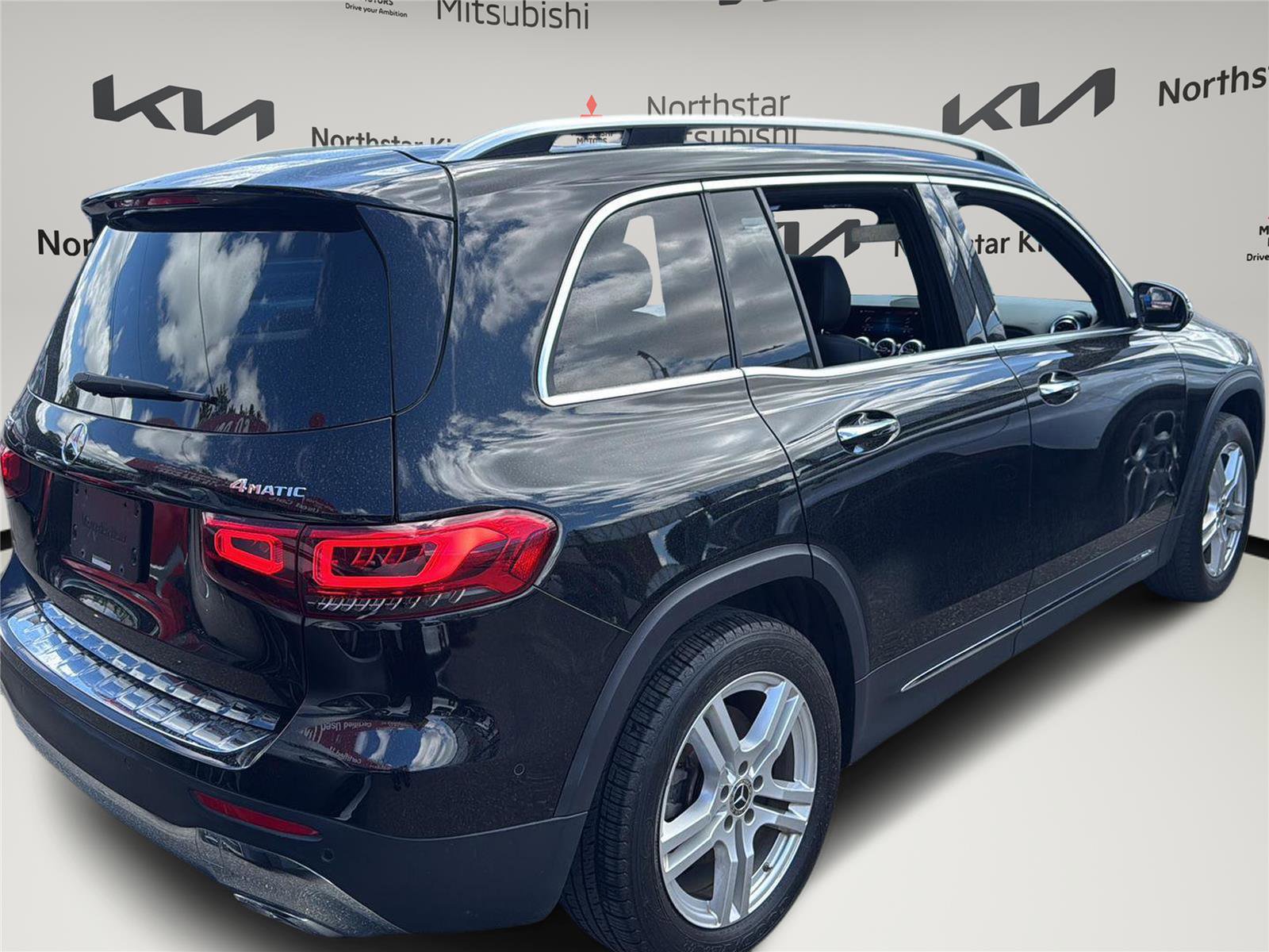 Used 2023 Mercedes-Benz GLB 250 4MATIC w/ Premium Package image 30