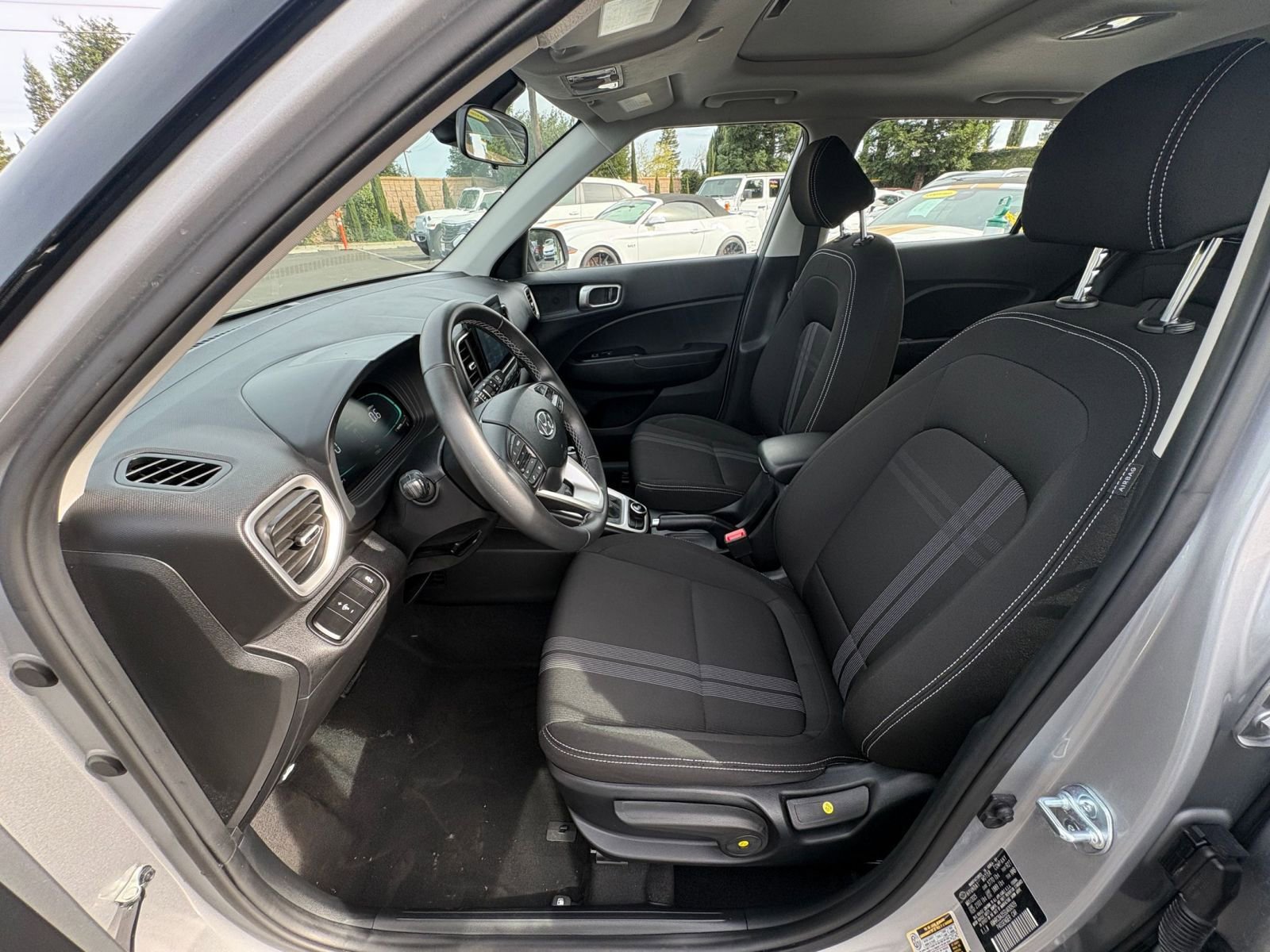 Used 2025 Hyundai Venue SEL image 25