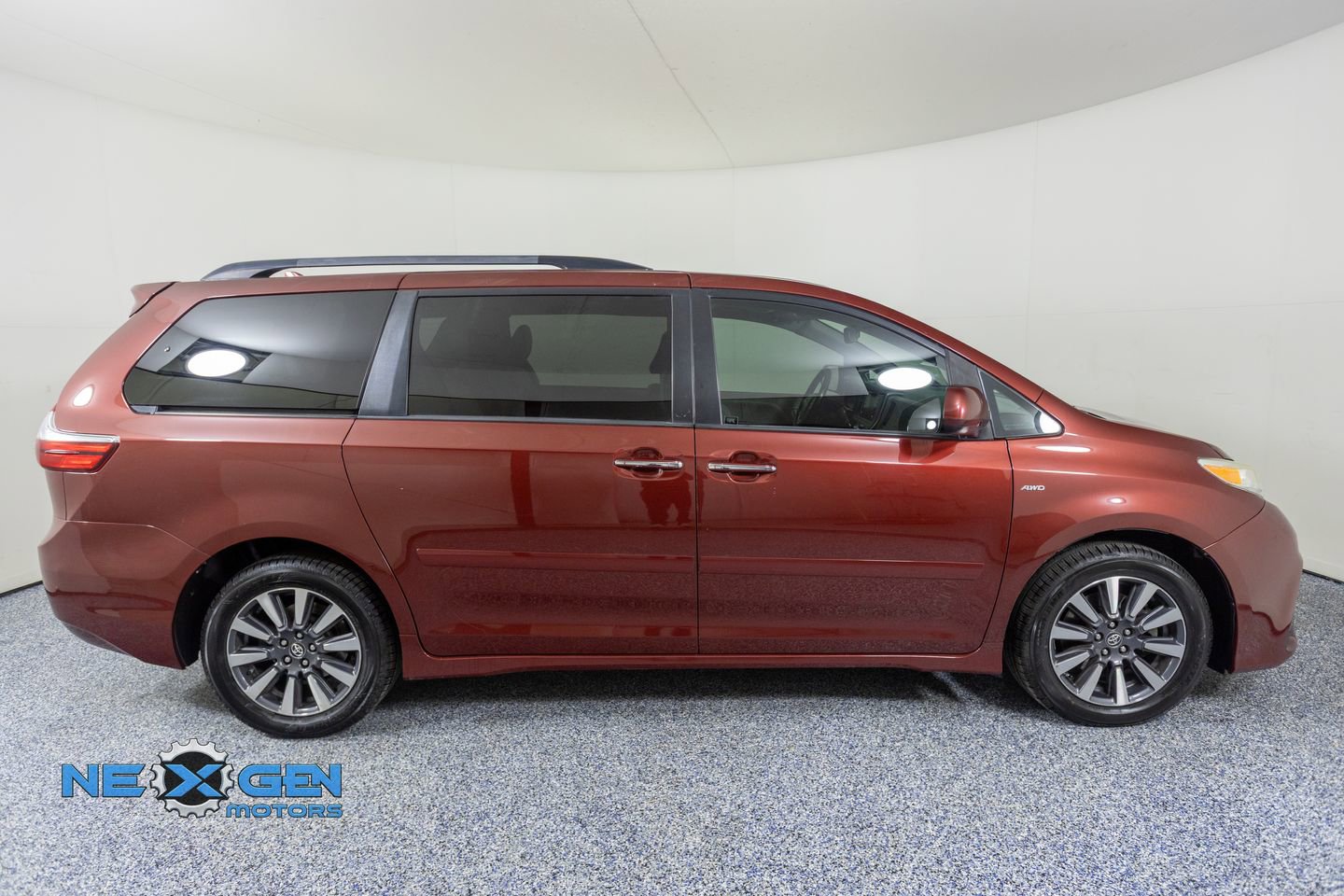 Used 2019 Toyota Sienna XLE w/ XLE Navigation Package image 8