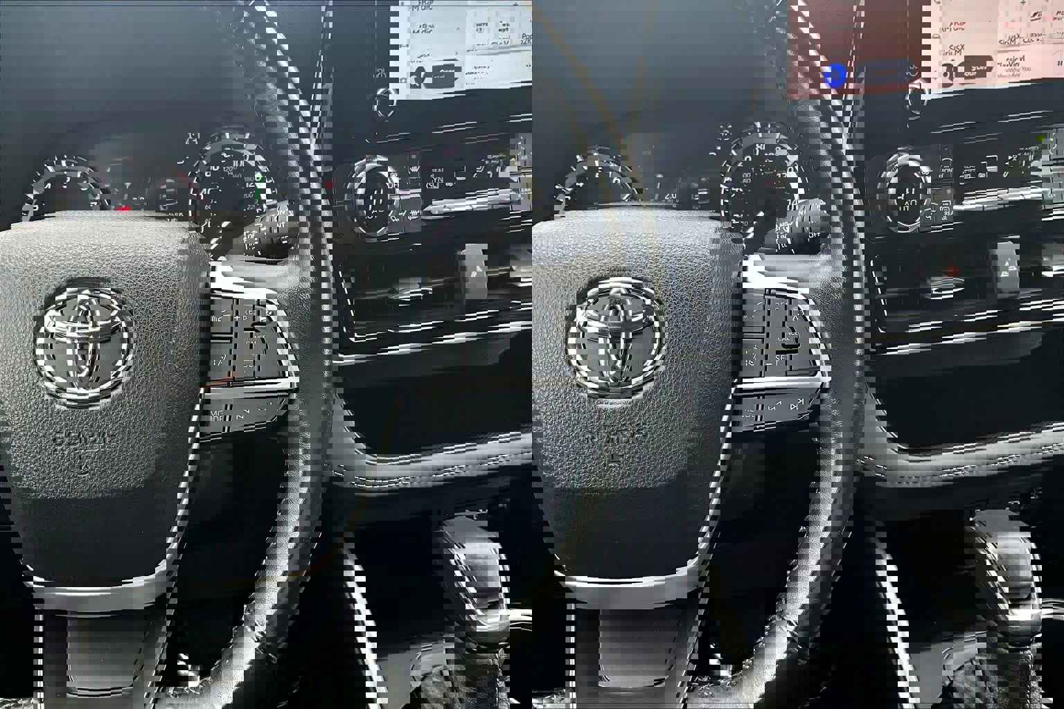 Used 2023 Toyota Highlander LE image 22