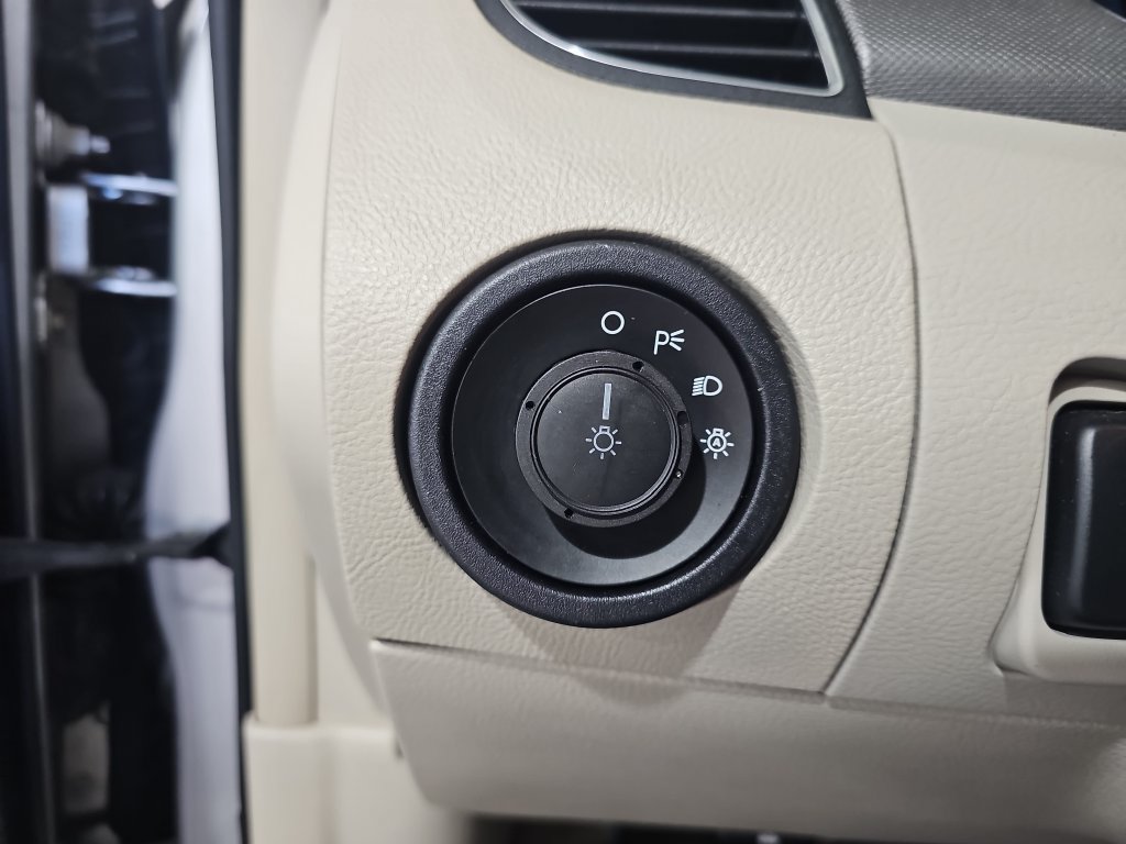 Used 2012 Ford Taurus SE FWD image 27