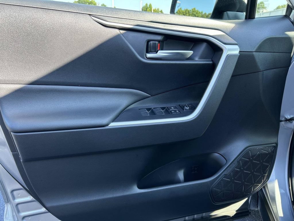 Used 2025 Toyota RAV4 XLE AWD/4WD image 22