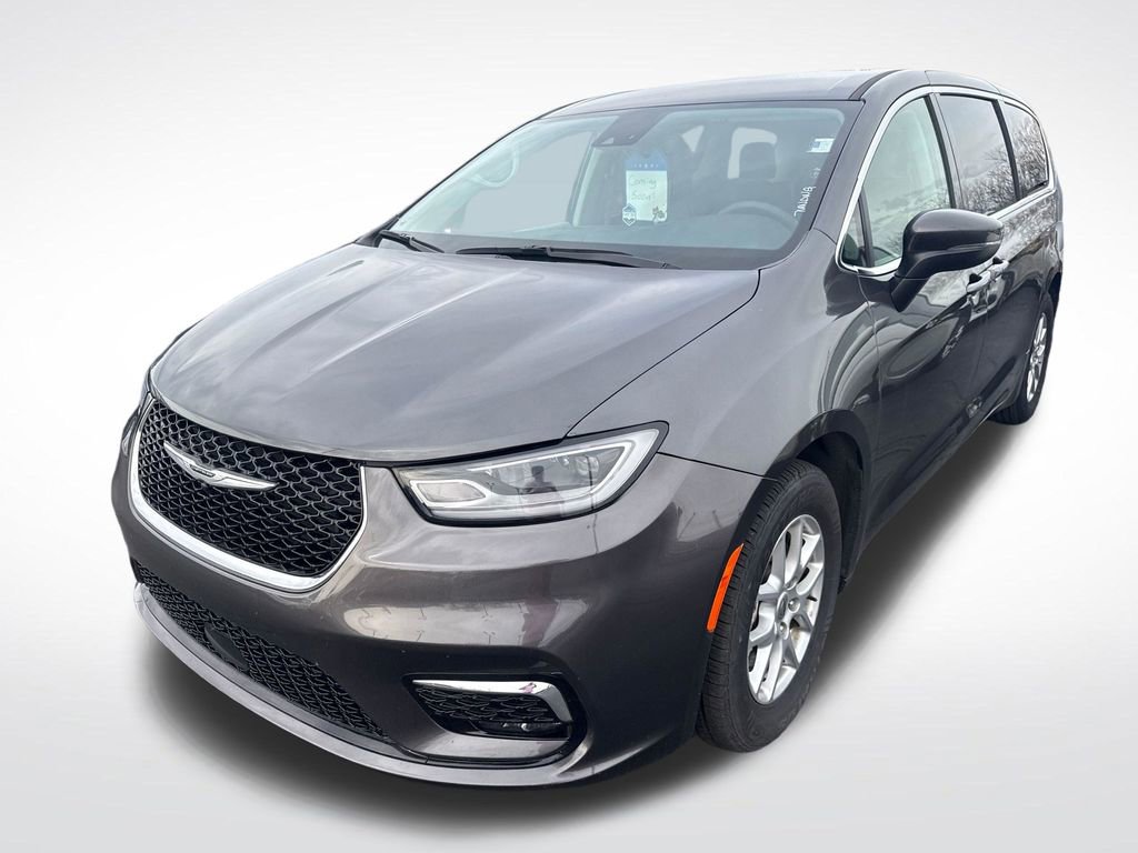 Used 2023 Chrysler Pacifica Touring-L FWD image 4