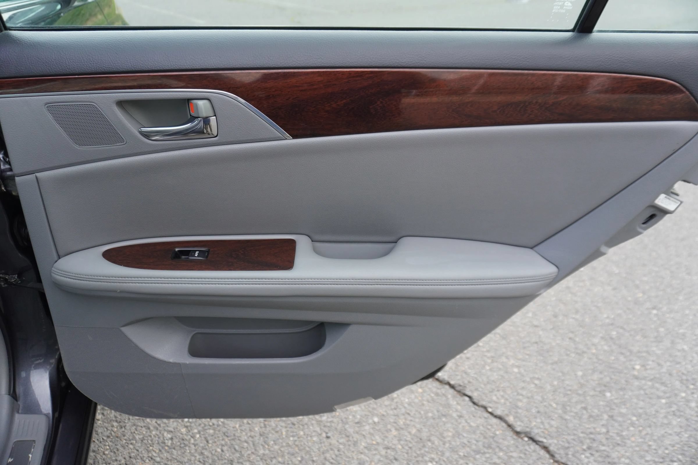 Used 2010 Toyota Avalon XLS FWD image 24