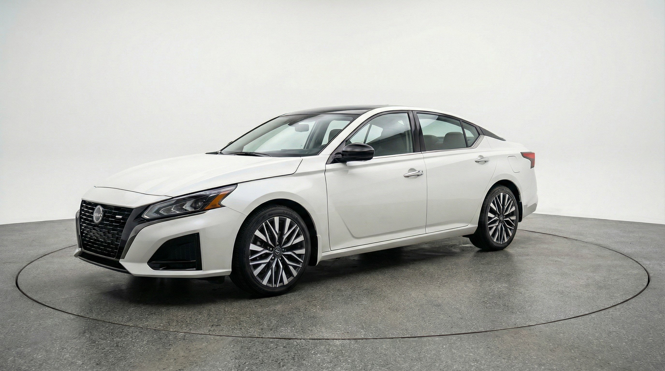Used 2025 Nissan Altima 2.5 SV image 3