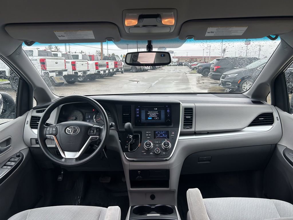 Used 2017 Toyota Sienna LE image 33